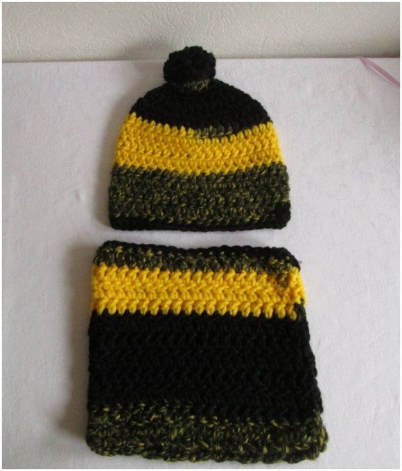 L'ensemble bonnet et son snood en laine aux crochet  jaune fluo - noir