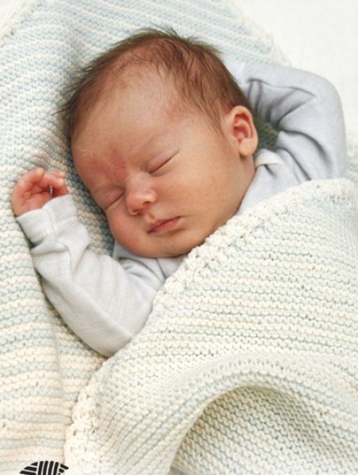 Couverture bébé tricoter à la main  prénom brodé offert